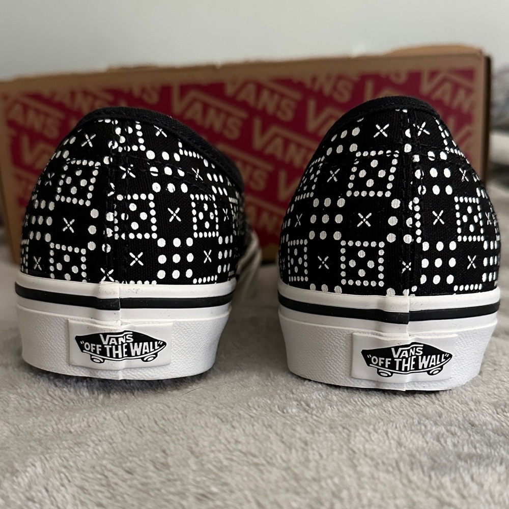 NWOT Vans Black & White Patterned Low-Top Sneakers - Picture 3 of 6